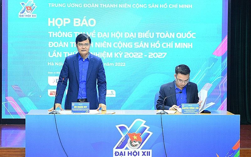 Các đồng chí Bùi Quang Huy, Nguyễn Tường Lâm cung cấp thông tin về Đại hội tại buổi họp báo.