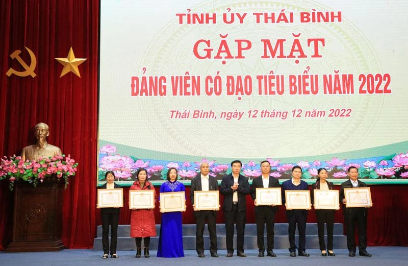Đồng chí Nguyễn Văn Giang, Trưởng Ban Dân vận Tỉnh ủy Thái Bình, tặng giấy khen cho các cá nhân tiêu biểu.