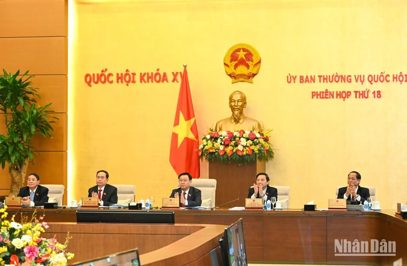 Chủ tịch Quốc hội Vương Đình Huệ và các Phó Chủ tịch Quốc hội chủ trì phiên họp.