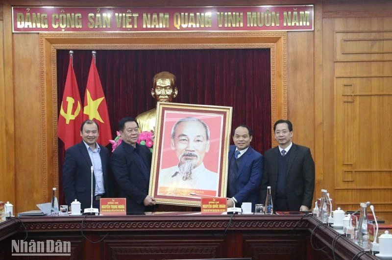 Đoàn công tác Ban Tuyên giáo Trung ương tặng quà lưu niệm cho tỉnh Lạng Sơn.