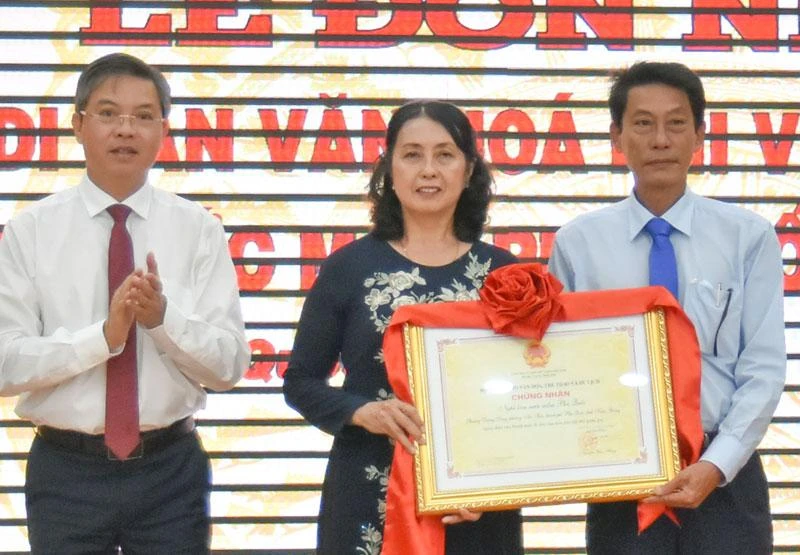 Lãnh đạo tỉnh Kiên Giang trao chứng nhận Nghề làm nước mắm Phú Quốc là Di sản văn hóa phi vật thể quốc gia cho cho Hội Sản xuất nước mắm Phú Quốc.