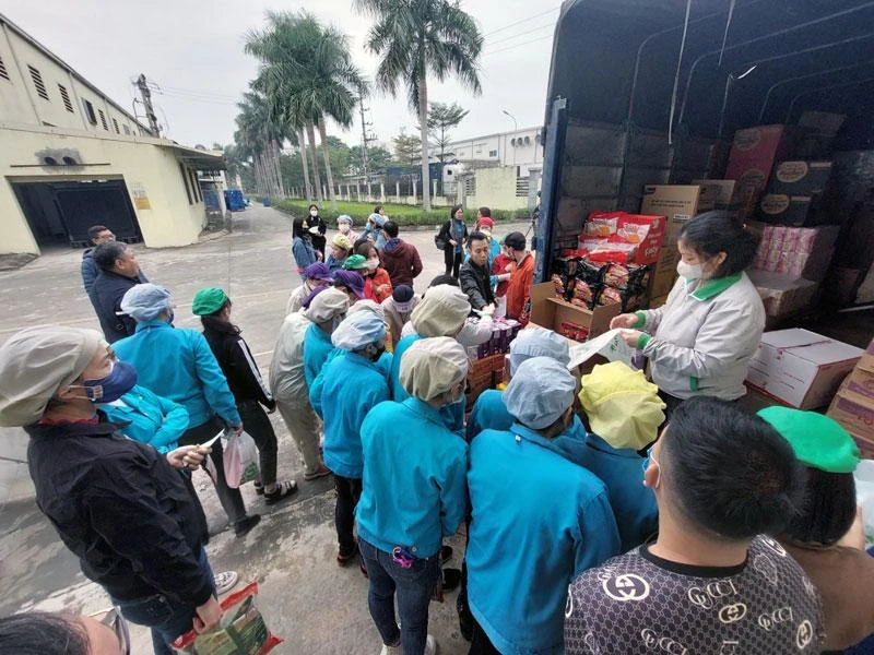 “Xe siêu thị đoàn viên Công đoàn" của Liên đoàn lao động thành phố Hà Nội đến với công nhân, người lao động.