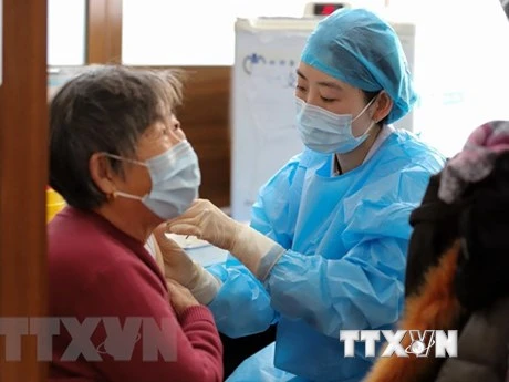 Nhân viên y tế tiêm vaccine phòng Covid-19 cho người dân tại tỉnh Sơn Đông, Trung Quốc. (Ảnh: AFP/TTXVN)