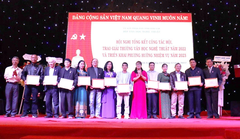 Lãnh đạo Tỉnh ủy và Hội Văn học Nghệ thuật tỉnh Đắk Lắk trao giấy khen cho các tập thể có thành tích xuất sắc trong hoạt động Hội năm 2022.