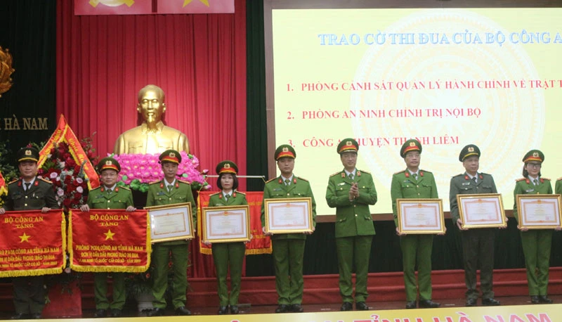 Thứ trưởng Công an và lãnh đạo tỉnh Hà Nam trao các danh hiệu thi đua cho các lực lượng.