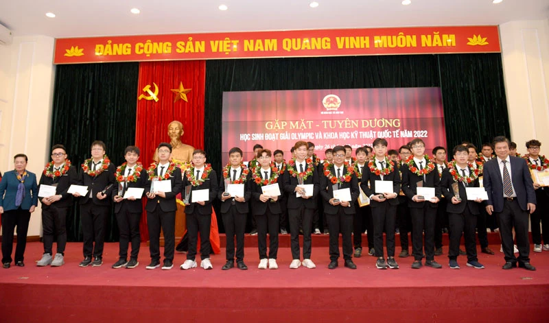 Bộ Giáo dục và Đào tạo khen thưởng các học sinh đoạt giải.