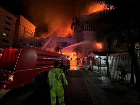 Lực lượng cứu hỏa nỗ lực dập tắt đám cháy sòng bạc tại khách sạn Grand Diamond City ở thành phố Poipet, Campuchia. (Nguồn: Twitter)