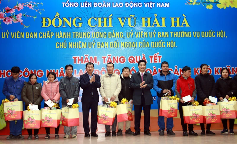 Trao quà Tết cho hộ nghèo, gia đình chính sách tại phường Mỹ Xá, thành phố Nam Định.