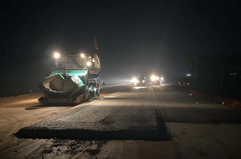 Nhà thầu Công ty cổ phần Lizen tranh thủ thời tiết thuận lợi thi công ban đêm để rút ngắn tiến độ hoàn thành cao tốc quốc lộ 45-Nghi Sơn.