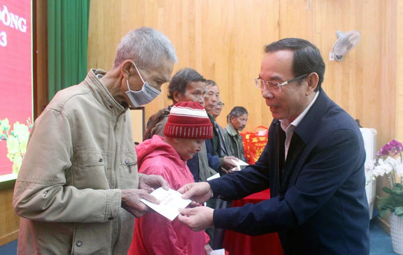 Đồng chí Nguyễn Văn Nên trao quà tặng gia đình chính sách.