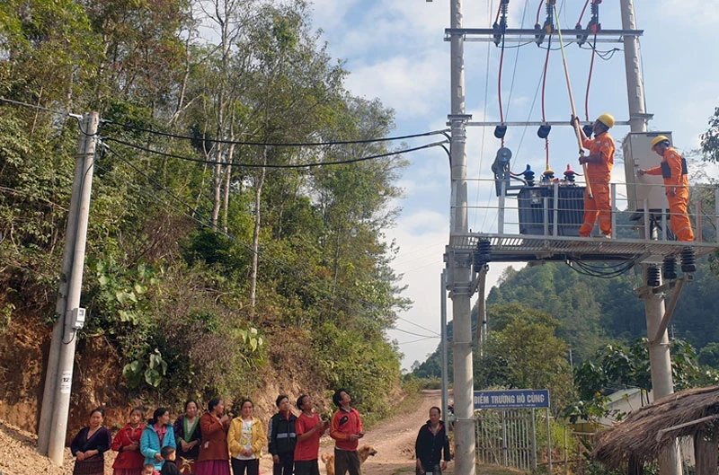 Công nhân Điện lực Điện Biên thực hiện thao tác đóng điện đưa điện lưới quốc gia về với người dân bản Hô Củng, Huổi Anh xã Chà Tở, huyện Nậm Pồ.