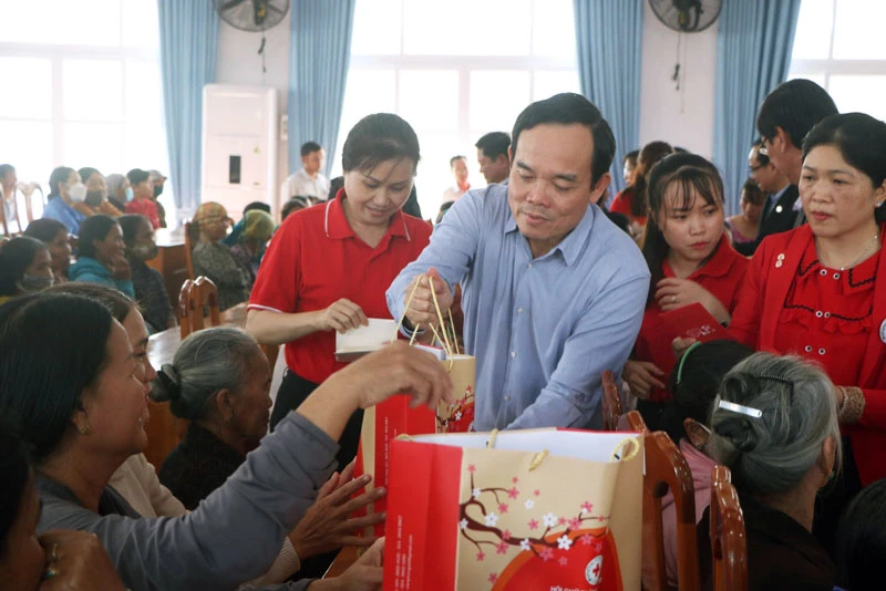 Phó Thủ tướng Trần Lưu Quang ân cần thăm hỏi và tặng quà chúc Tết đồng bào dân tộc thiểu số nghèo huyện Thuận Bắc, tỉnh Ninh Thuận.