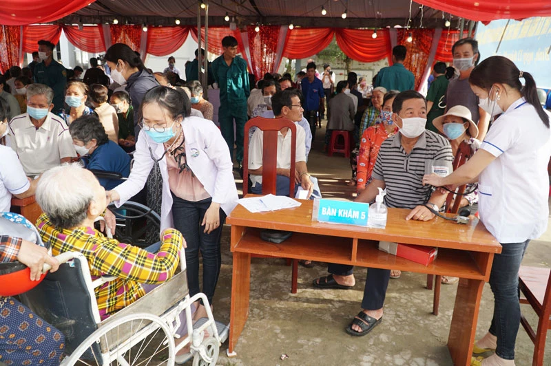 Các bác sĩ Bệnh viện Hòa Hảo - Medic Cần Thơ khám bệnh, phát thuốc miễn phí cho người dân xã Long Bình.