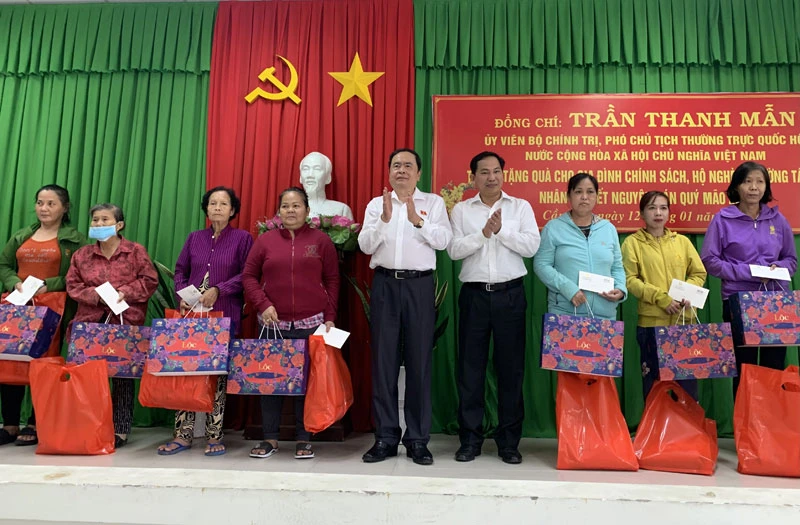 Đồng chí Trần Thanh Mẫn tặng quà cho người dân phường Tân An nhân dịp năm mới.