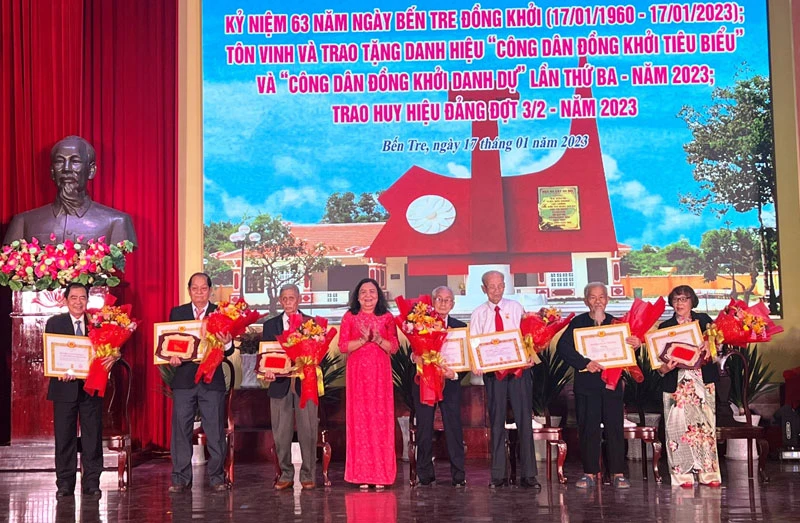 Đồng chí Hồ Thị Hoàng Yến, Phó Bí thư Thường trực Tỉnh ủy Bến Tre trao Huy hiệu Đảng cho đảng viên.