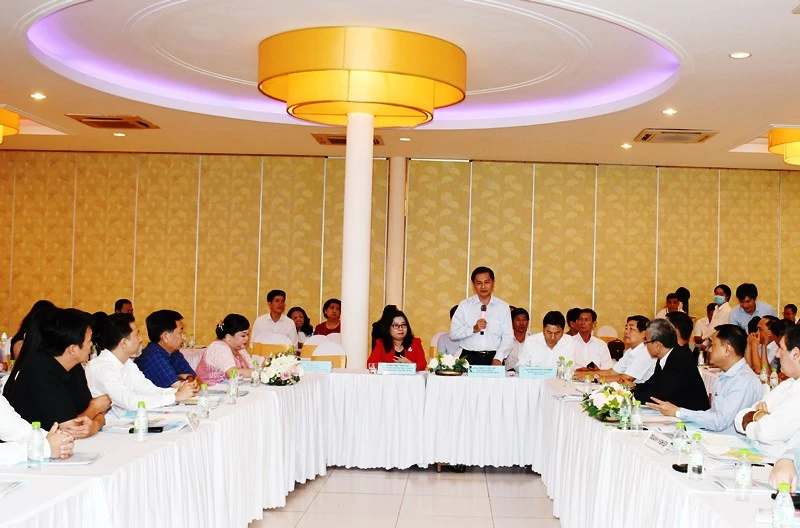 Chủ tịch UBND tỉnh Sóc Trăng Trần Văn Lâu cung cấp thông tin kêu gọi đầu tư đến các doanh nghiệp trong và ngoài nước tại Thành phố Hồ Chí Minh.