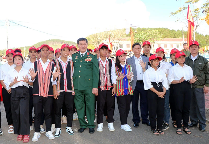 Trung tướng, Anh hùng Lực lượng vũ trang nhân dân Phạm Tuân bên các học sinh xuất sắc của huyện Tu Mơ Rông.