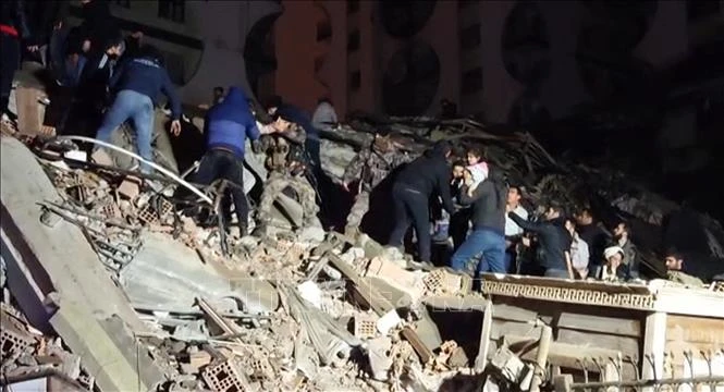 Lực lượng cứu hộ tìm kiếm các nạn nhân dưới đống đổ nát của những tòa nhà bị sập, sau trận động đất tại Diyarbakir, Đông Nam Thổ Nhĩ Kỳ, ngày 6/2. (Ảnh: AFP/TTXVN)