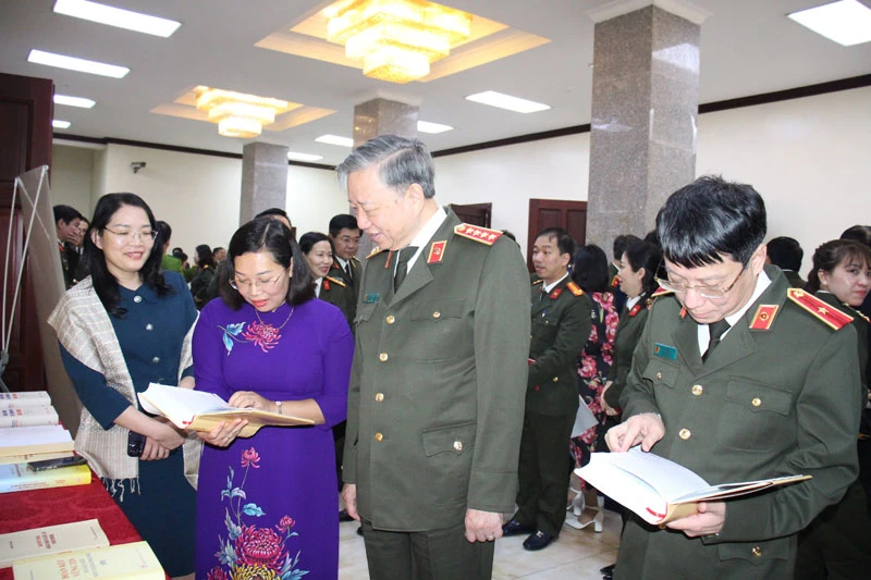 Các đại biểu dự tọa đàm tham quan gian trưng bày sách tại Bộ Công an.