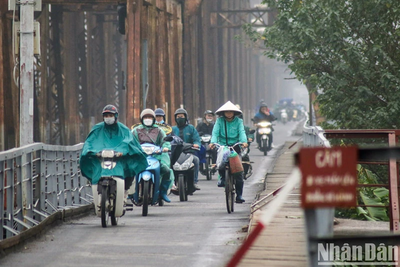 Khu vực Hà Nội có mưa nhỏ, mưa phùn và sương mù, trời lạnh. (Ảnh minh họa: NHẬT QUANG)
