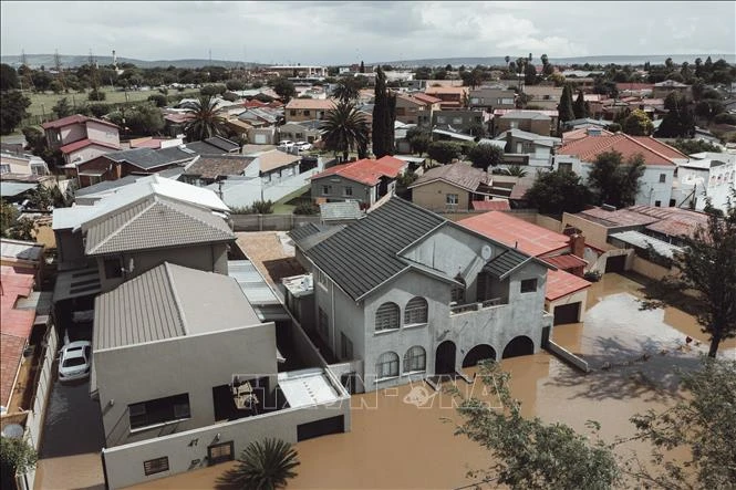 Cảnh ngập lụt sau những trận mưa lớn tại Lenasia, Nam Phi, ngày 9/12/2022. (Ảnh tư liệu: AFP/ TTXVN)