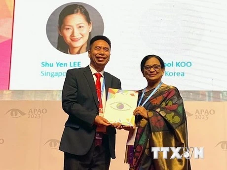 Giáo sư Ava Hossain, Chủ tịch Hội Nhãn khoa châu Á-Thái Bình Dương, trao giải cho bác sĩ Nguyễn Viết Giáp.