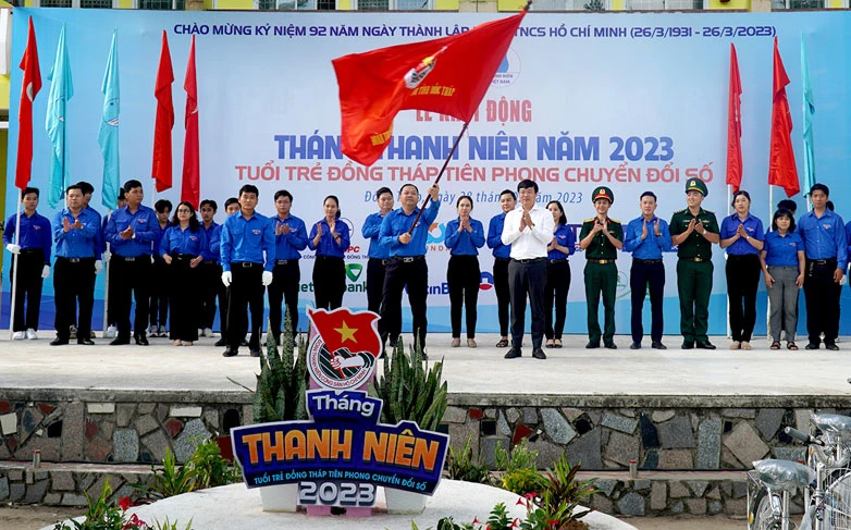 Bí thư Tỉnh ủy Đồng Tháp Lê Quốc Phong trao cờ lệnh phát động ra quân Tháng Thanh niên năm 2023 cho Bí thư Tỉnh đoàn Đồng Tháp Huỳnh Minh Thức.