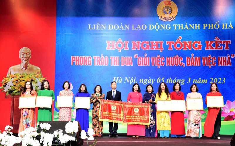 Trao Cờ thi đua và Bằng khen của Tổng Liên đoàn Lao động Việt Nam tặng các tập thể, cá nhân có thành tích xuất sắc trong phong trào thi đua.