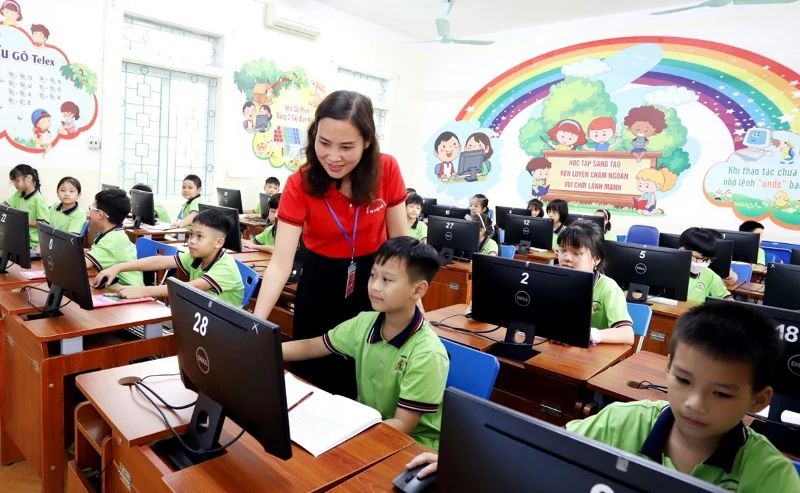 Giáo viên Trường Tiểu học Tân Dân, thành phố Việt Trì, tỉnh Phú Thọ ứng dụng công nghệ thông tin trong giảng dạy. (Ảnh: HUYỀN TRANG)