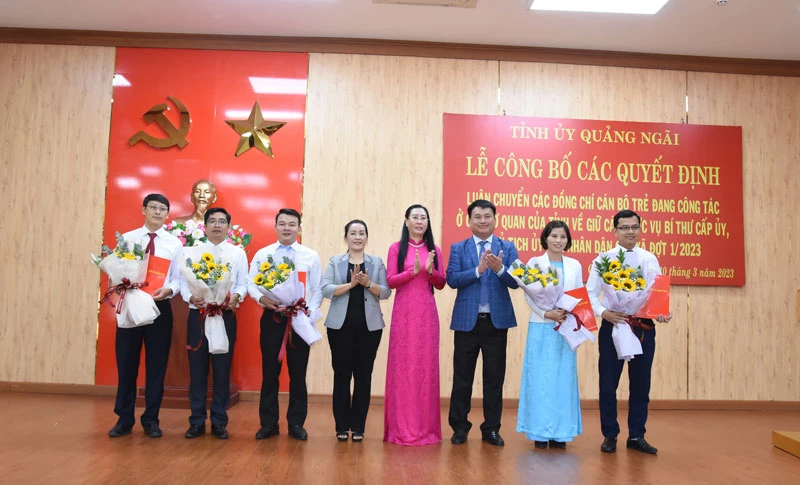 Lãnh đạo Tỉnh ủy Quảng Ngãi tặng hoa chúc mừng cán bộ trẻ ở tỉnh về làm bí thư, chủ tịch xã đợt 1 năm 2023.