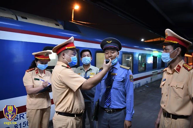 Lực lượng Cảnh sát giao thông kiểm tra nồng độ cồn đối với nhân viên đường sắt.