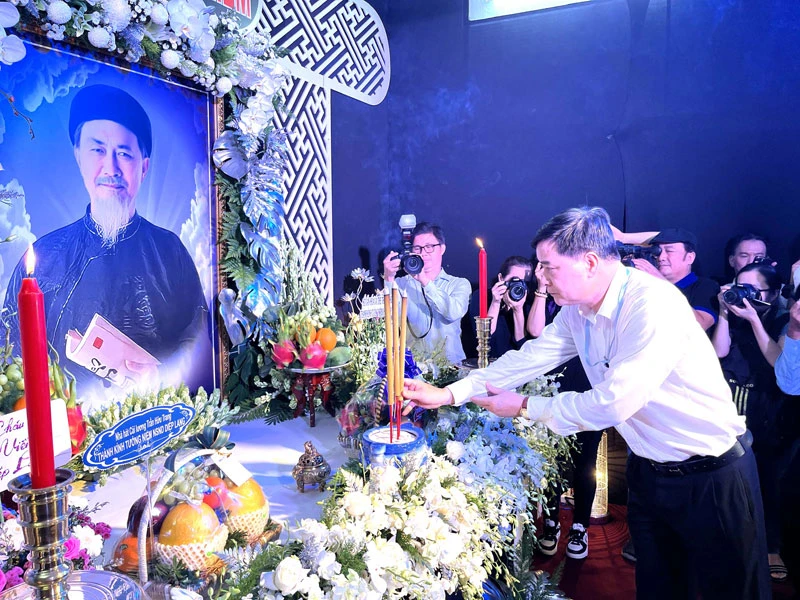 Đồng chí Lâm Hữu Đức, Trưởng phòng Văn hóa văn nghệ, Ban Tuyên giáo Thành ủy Thành phố Hồ Chí Minh thắp nhang tưởng nhớ Nghệ sĩ Nhân dân Diệp Lang.
