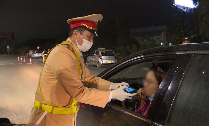Lực lượng Cảnh sát giao thông tỉnh Quảng Ninh kiểm tra vi phạm nồng độ cồn đối với người tham gia giao thông.