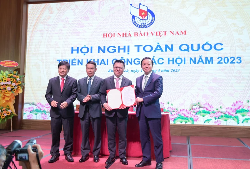 Phó Thủ tướng Trần Hồng Hà trao quyết định phê duyệt điều lệ Hội Nhà báo Việt Nam. (Ảnh: SƠN HẢI) 