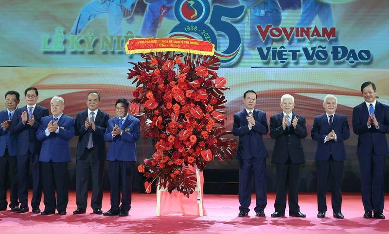 Chủ tịch nước Võ Văn Thưởng tặng hoa cho các lãnh đạo môn phái Vovinam. (Ảnh: Thống Nhất/TTXVN)