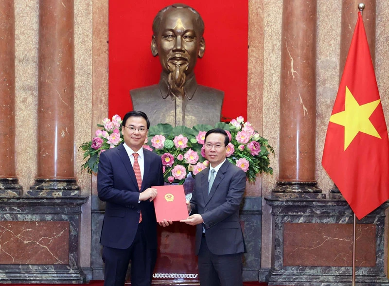 Chủ tịch nước Võ Văn Thưởng trao Quyết định cho Đại sứ Phạm Quang Hiệu. (Ảnh: TTXVN)
