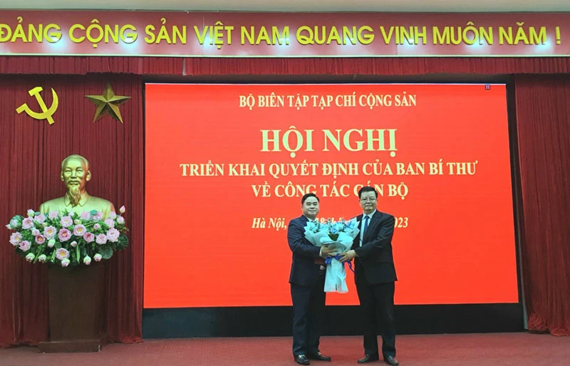 Đồng chí Mai Văn Chính trao quyết định và tặng hoa chúc mừng đồng chí Phạm Minh Tuấn được giao nhiệm vụ mới.