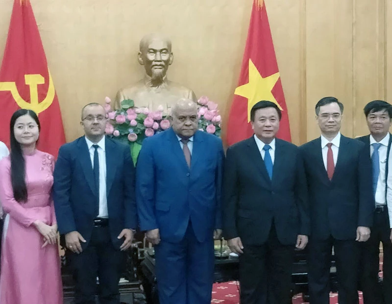 Đồng chí Nguyễn Xuân Thắng, Đại sứ đặc mệnh toàn quyền Cuba tại Việt Nam và các đại biểu chụp ảnh chung.