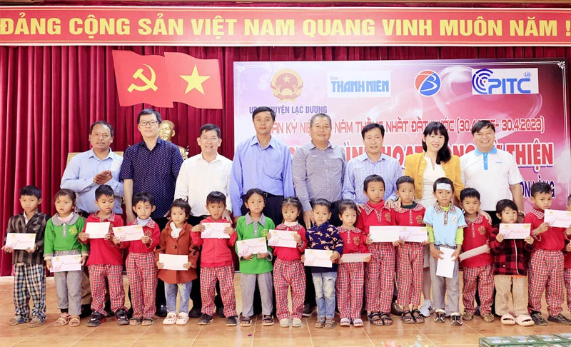 Trao học bổng tặng các học sinh tại xã Đạ Sar, huyện Lạc Dương.