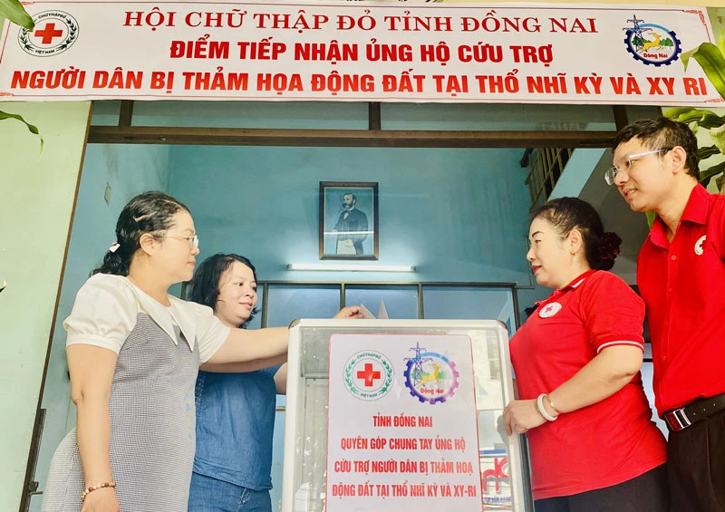 Đại diện một trường học ở thành phố Biên Hòa đến Hội Chữ thập đỏ tỉnh Đồng Nai trao số tiền ủng hộ người dân Thổ Nhĩ Kỳ và Syria.
