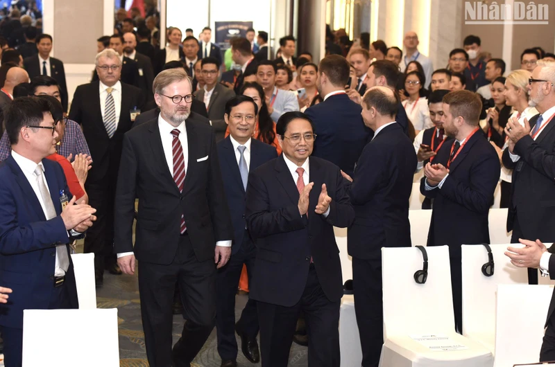 Thủ tướng Phạm Minh Chính và Thủ tướng Cộng hòa Séc Petr Fiala đến dự Diễn đàn.