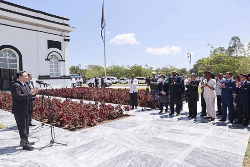 Chủ tịch Quốc hội Vương Đình Huệ phát biểu cảm tưởng tại Nghĩa trang tưởng niệm các Anh hùng vĩ đại của Cuba. (Ảnh: TTXVN)