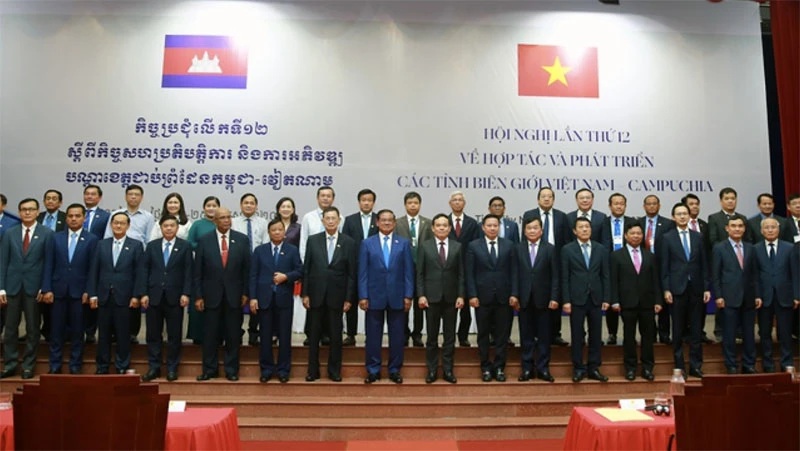 Các đại biểu chụp hình lưu niệm tại Hội nghị Hợp tác và phát triển các tỉnh biên giới Việt Nam-Campuchia lần thứ 12. 