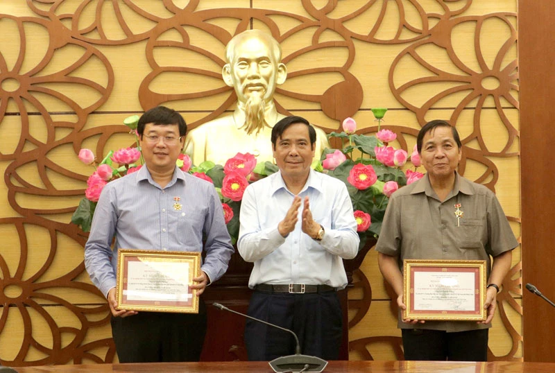 Chủ tịch Hội Người cao tuổi Việt Nam Nguyễn Thanh Bình (giữa) trao Kỷ niệm chương “Vì sự nghiệp bảo vệ, chăm sóc và phát huy vai trò người cao tuổi Việt Nam” cho lãnh đạo tỉnh Đồng Tháp.