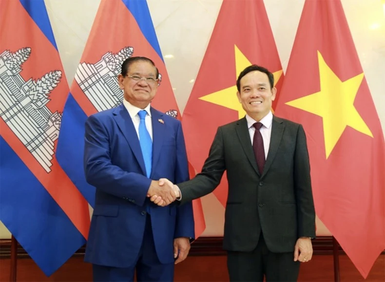 Phó Thủ tướng Chính phủ Trần Lưu Quang (phải) và Phó Thủ tướng, Bộ trưởng Nội vụ Vương quốc Campuchia Samdech Krolahom Sar Kheng đồng chủ trì Hội nghị.