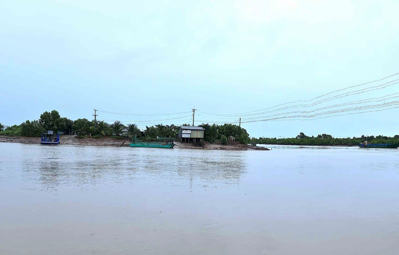 Vùng sông nước Cà Mau nước sâu và chảy xiết, rất nguy hiểm khi di chuyển trên sông, đặc biệt vào lúc đêm tối.