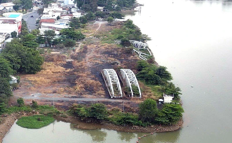Khu vực để phần cầu Ghềnh cũ bị sập ven sông Đồng Nai thuộc phường Quyết Thắng, thành phố Biên Hòa.