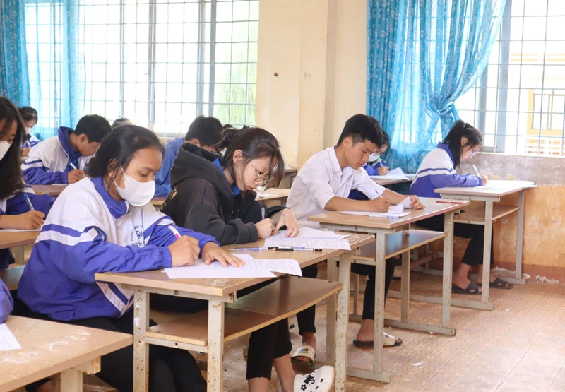 Học sinh lớp 12 Trường THPT Nguyễn Văn Cừ (Krông Búk, Đắk Lắk) dự kỳ thi thử tốt nghiệp THPT của trường ngày 27/4.