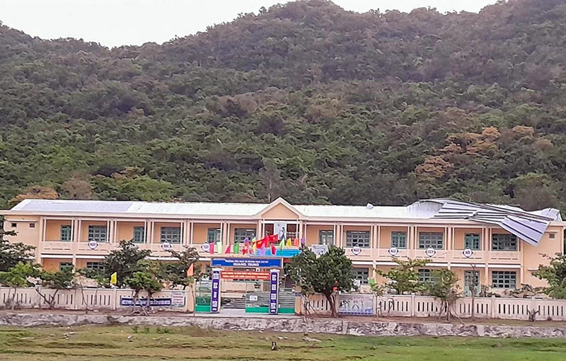 Dông lốc làm tốc mái tôn tại Trường Tiểu học-Trung học cơ sở Quang Trung.