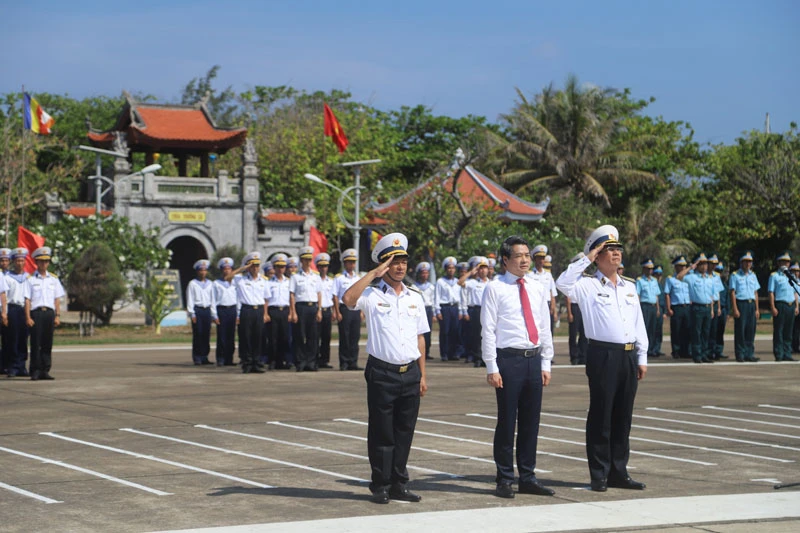 Đoàn công tác tham dự lễ chào cờ tại đảo Trường Sa.
